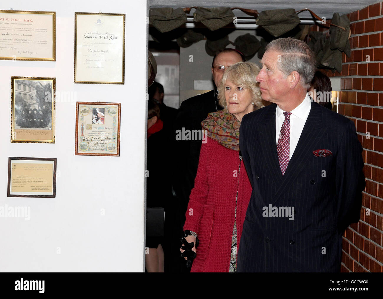 Die Herzogin von Cornwall und der Prinz von Wales bei einem Besuch im Jerzy Popieluszko Museum, während sie St. Stanislaw Kotka, die ehemalige Pfarrkirche des radikalen polnischen Priesters, Pater Jerzy Popieluszko, besuchen, Der 1984 in Warschau, Polen, nach einem Widerstand gegen die autoritäre Regierung seines Heimatlandes, während einer dreitägigen Reise nach Polen im Rahmen einer Osteuropa-Tournee, die Polen, Ungarn und die Tschechische Republik einführt, getötet wurde. Stockfoto