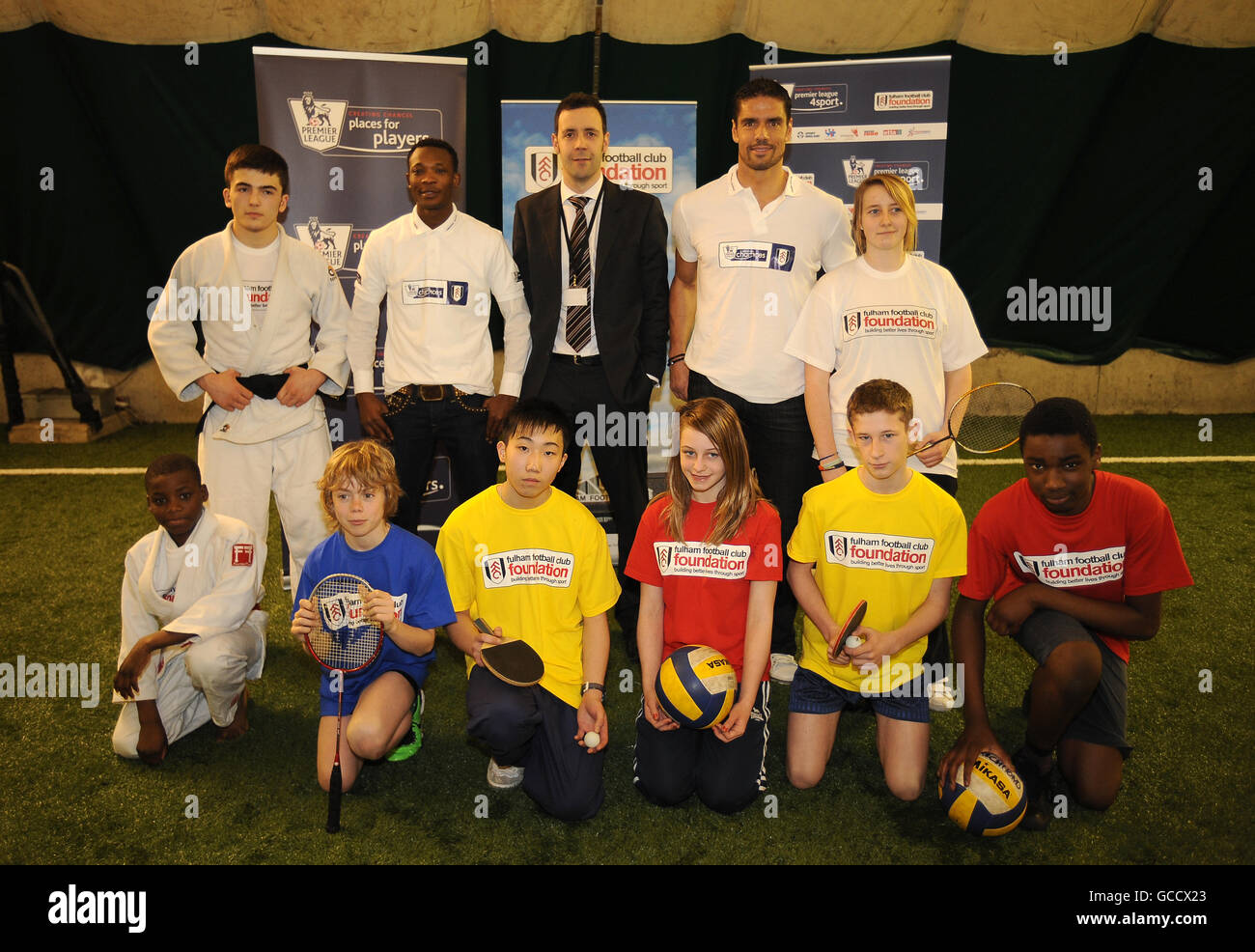 Fußball - Fulham Community Day - Motspur Park. Fulham Community Day (mit Spielern Pascal Zuberbuhler (zweite Reihe von rechts) und John Pantsil (zweite Reihe von links)) Stockfoto