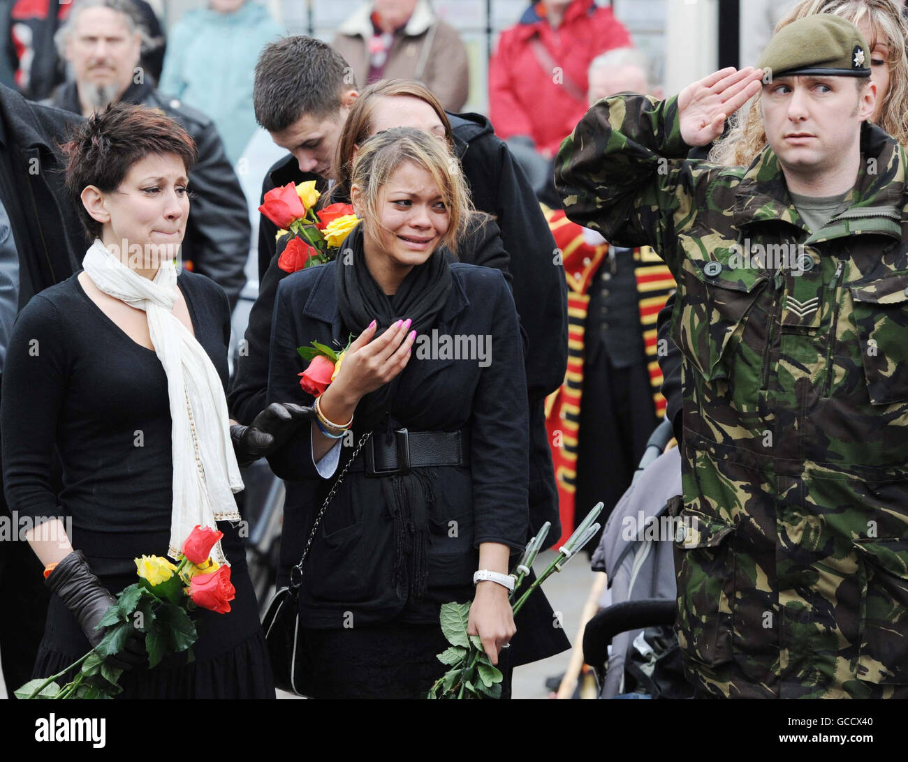 Trauernde beobachten die Särge von Lance Corporal Scott Hardy und Private James Grigg, die heute nach ihrer Rückführung in RAF Lyneham durch Wootton Bassett fahren. Stockfoto