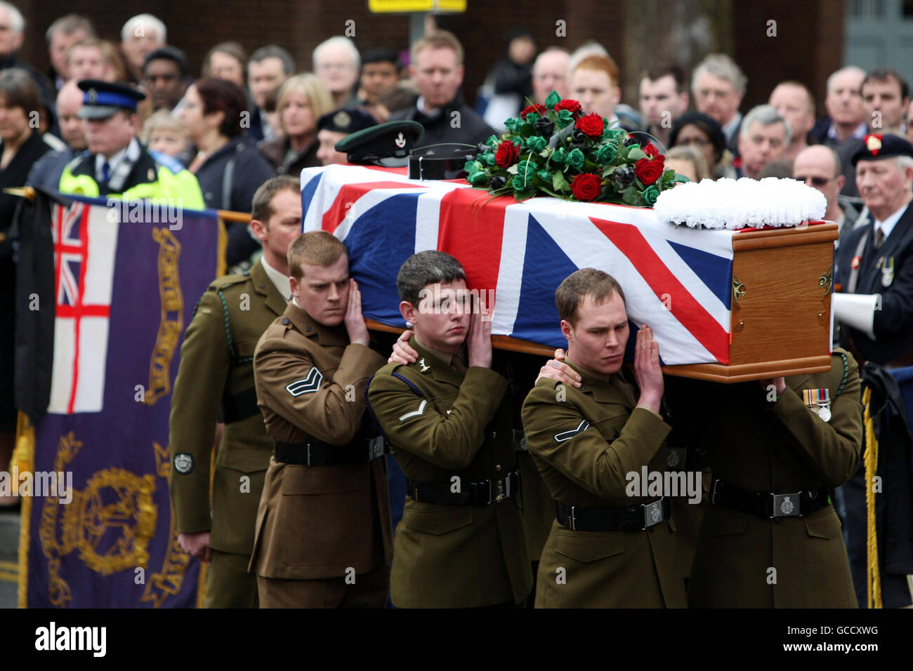 Die Beerdigung des Korporalen Richard Green, 23, aus Reading, der mit 3 Gewehren Recce Platoon diente, findet im Reading Minster von St. Marys der Jungfrau statt. Stockfoto
