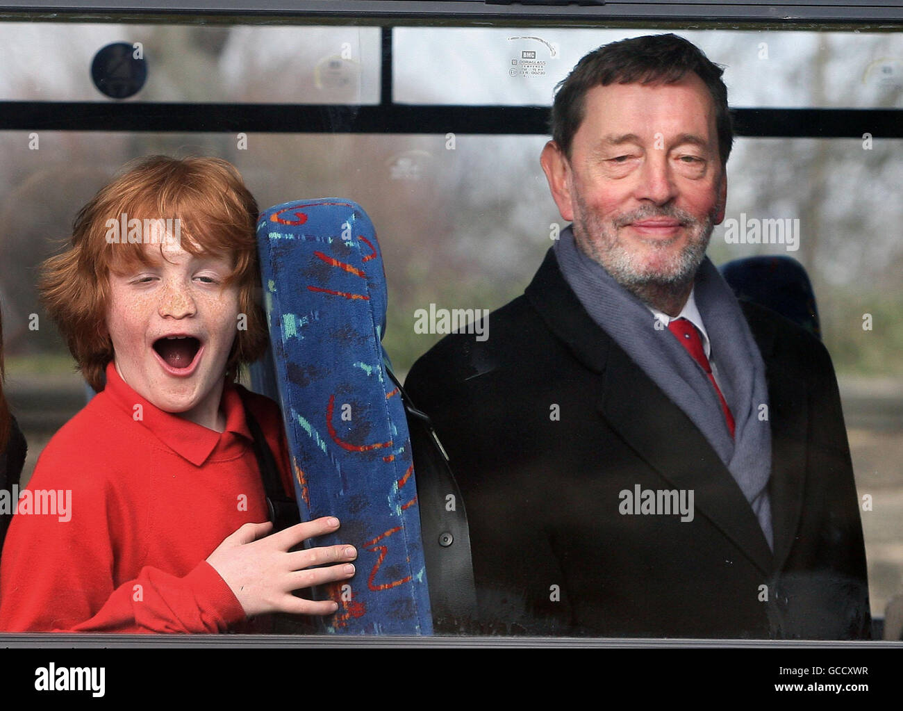 Der Abgeordnete David Blunkett in einem Schulbus mit Louis Baillie, dem Vorsitzenden der Yellow School Bus Commission, die sich mit den Vorteilen der Einführung des US-amerikanischen Schultransports in Großbritannien befasse, besucht Holyrood. Stockfoto