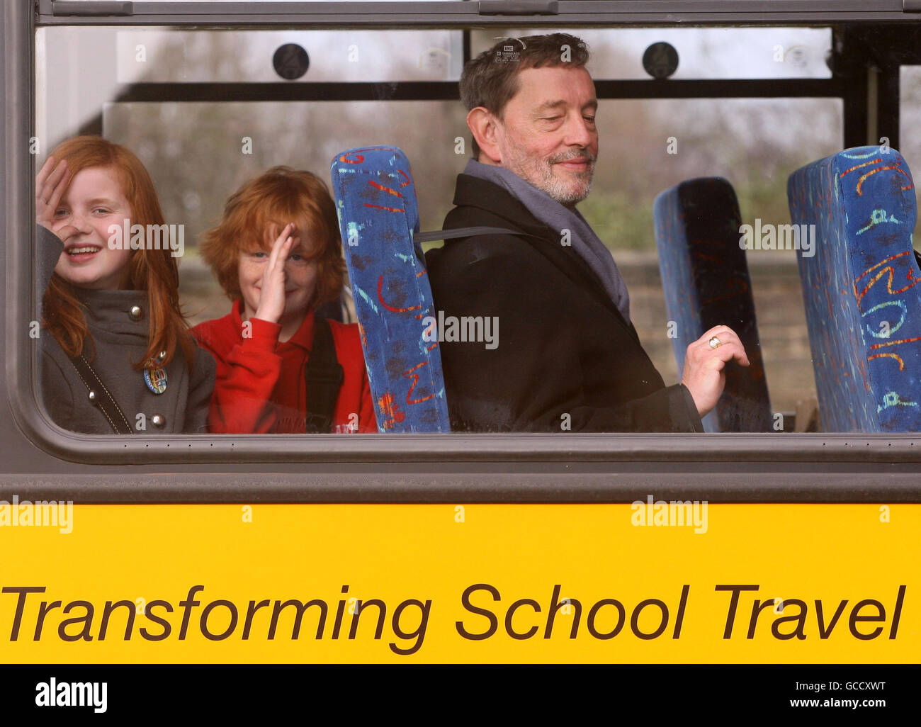 David Blunkett MP auf einem Schulbus mit Bella und Louis Baillie, als Vorsitzender der Yellow School Bus Commission, die sich mit den Vorteilen der Einführung der US-Stil der Schultransport nach Großbritannien, besuchen Holyrood. Stockfoto
