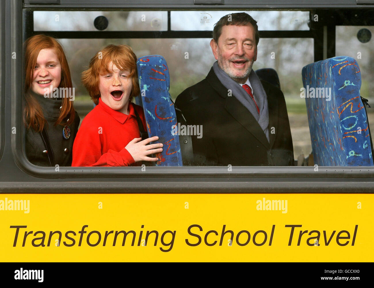 David Blunkett MP auf einem Schulbus mit Bella und Louis Baillie, als Vorsitzender der Yellow School Bus Commission, die sich mit den Vorteilen der Einführung der US-Stil der Schultransport nach Großbritannien, besuchen Holyrood. Stockfoto