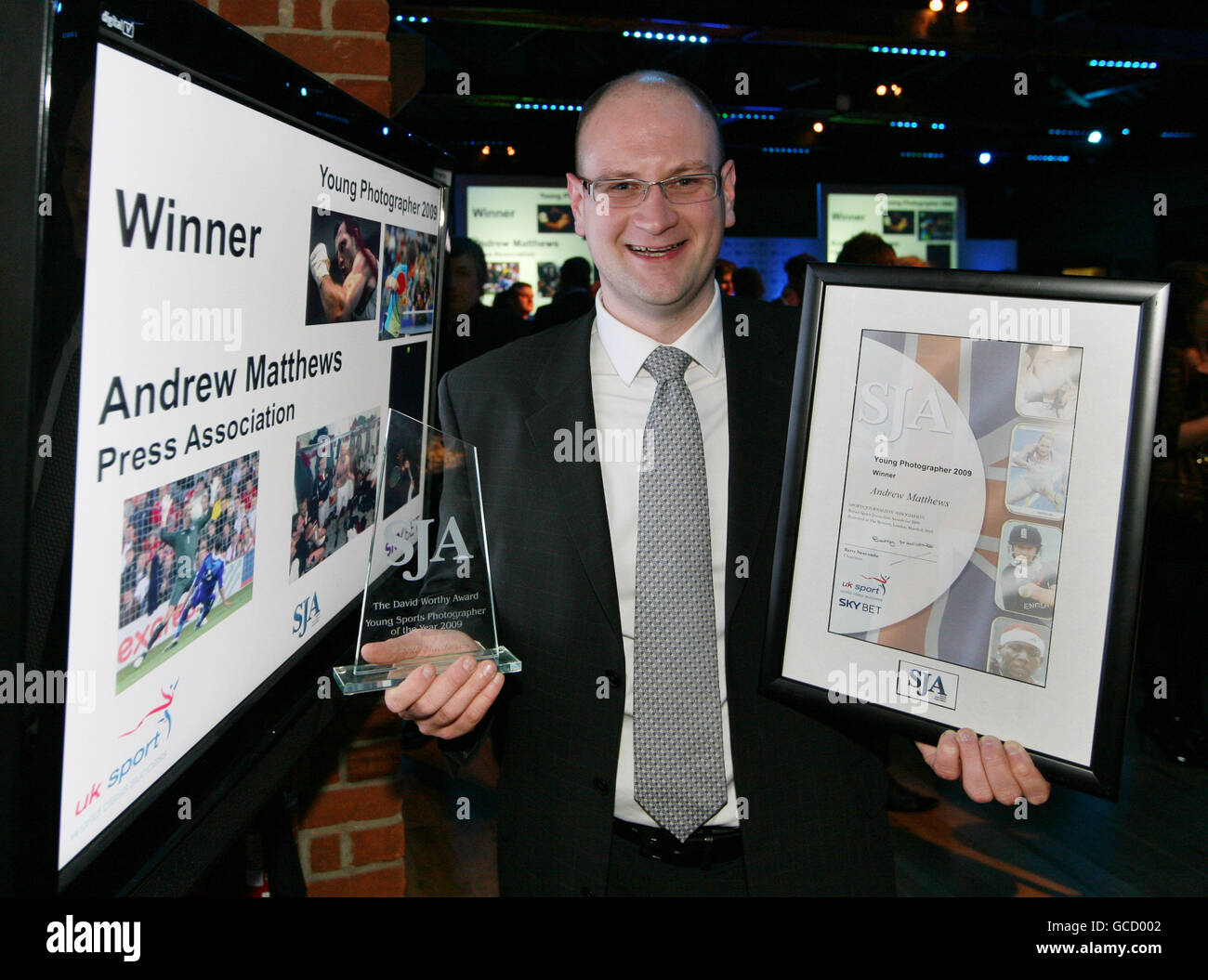 NUR ZUR INTERNEN VERWENDUNG VON PA. Presseverband Fotograf Andy Matthews mit seiner Auszeichnung für den jungen Fotografen des Jahres bei den Sports Journalism Awards. Stockfoto
