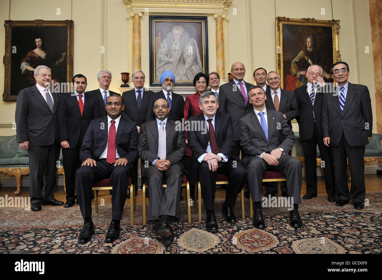 Premierminister Gordon Brown (zweiter rechts) ist der Gastgeber der Climate Finance Group in der Downing Street 10 in London. Stockfoto