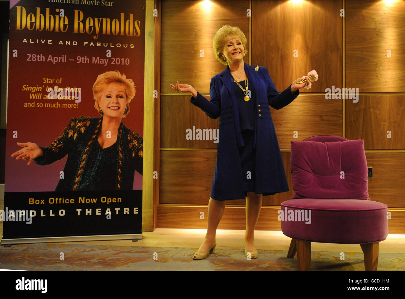 Hollywood-Schauspielerin Debbie Reynolds posiert in London für Bilder, als sie ihren 78. Geburtstag feiert und ihre erste UK-Tour ankündigt. Stockfoto