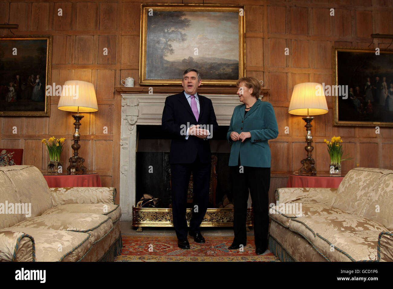 Der britische Premierminister Gordon Brown begrüßt Bundeskanzlerin Angela Merkel zu Gesprächen in Chequers, dem offiziellen Landsitz des Premierministers. Stockfoto