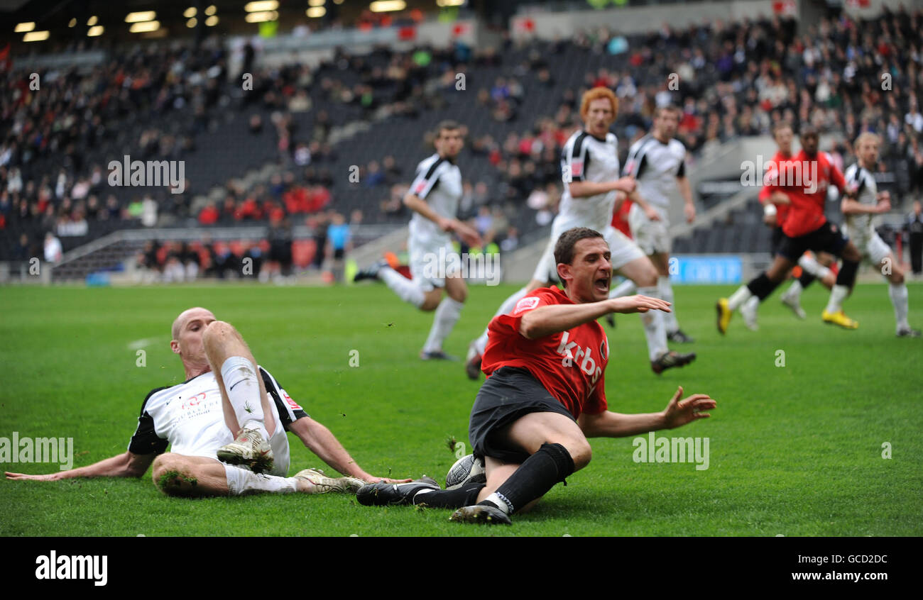 Milton Keynes Dons' Sean O'Hanlon fouls Nicky Forster von Charlton Athletic, um während des League One-Spiels im Stadion:MK, Milton Keynes, eine Strafe einzuräumen. Stockfoto