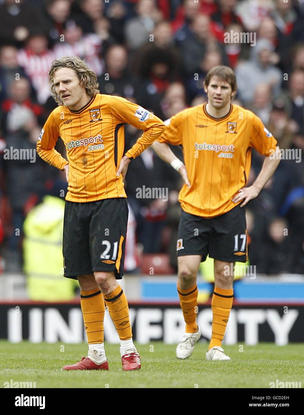 Fußball - Barclays Premier League - Stoke City gegen Hull City - Britannia Stadium. Jimmy Bullard von Hull City (links) und Kevin Kilbane (rechts) stehen depriziert, nachdem Liam Lawrence von Stoke City ihr zweites Tor erzielt hat Stockfoto