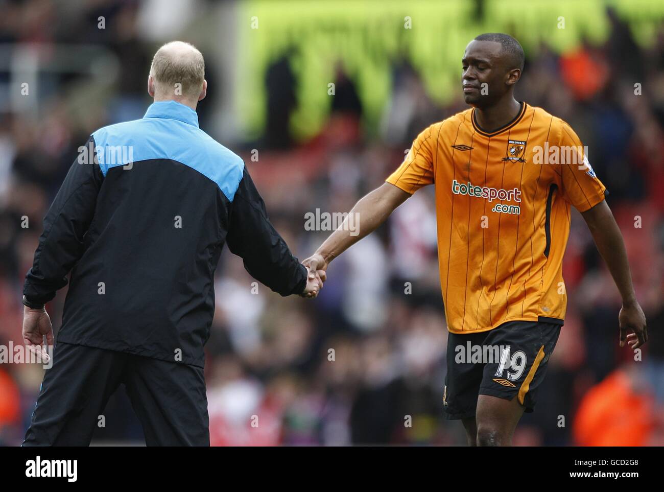 Fußball - Barclays Premier League - Stoke City gegen Hull City - Britannia Stadium. Der temporäre Football Management Consultant Iain Dowie (links) von Hull City schüttelt sich nach dem letzten Pfiff die Hände mit Steven Mouyokolo (rechts) Stockfoto