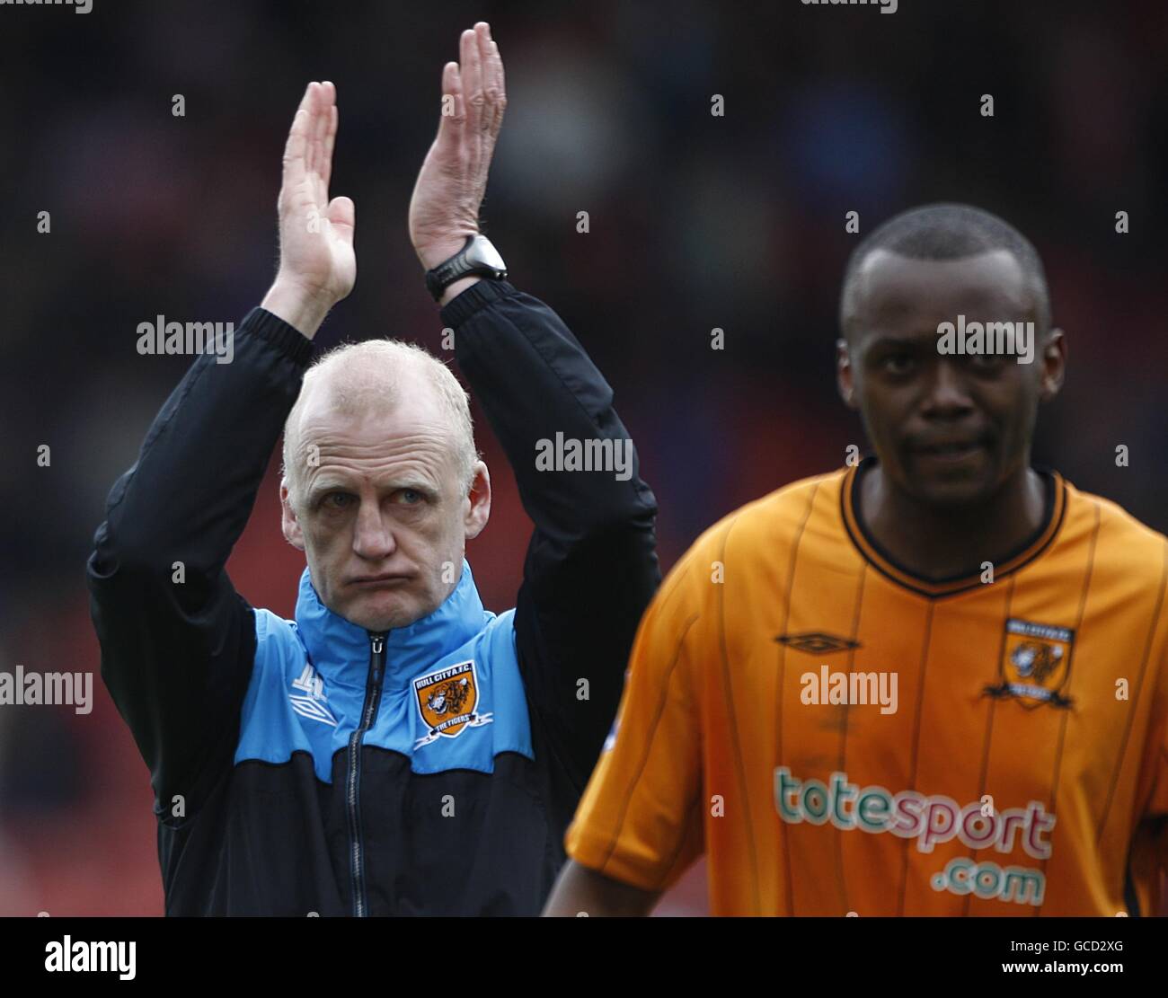 Fußball - Barclays Premier League - Stoke City gegen Hull City - Britannia Stadium. Hull City, temporärer Football Management Consultant Iain Dowie (links) und Steve Mouyokolo (rechts) nach dem letzten Pfiff Stockfoto