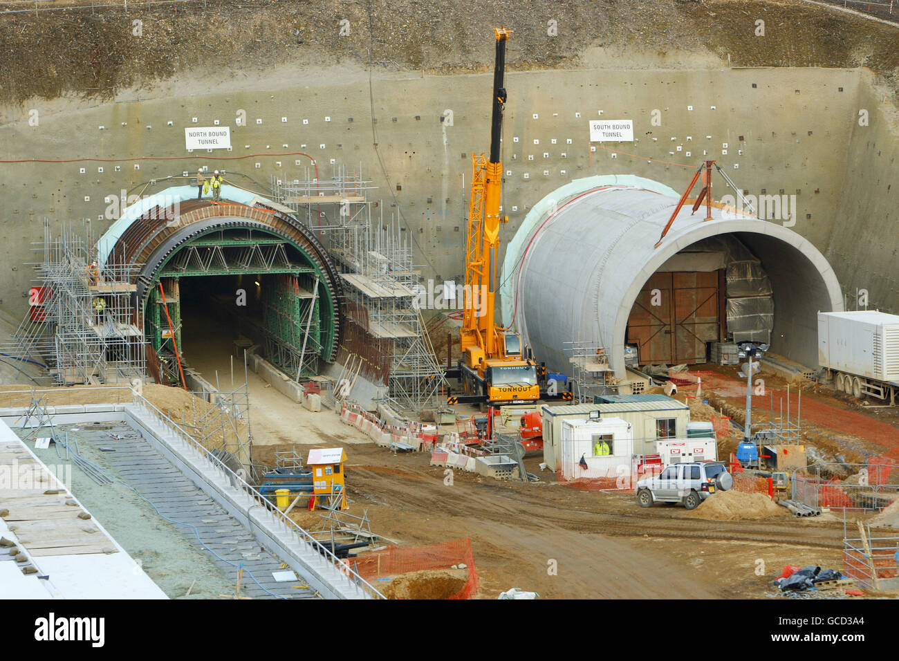 Eine allgemeine Ansicht des südlichen Endes der Straßentunnel, die in Hindhead in Surrey im Bau sind. Das A3-Tunnelprojekt wird die zweispurige Verbindung zwischen London und Portsmouth vervollständigen und eine wichtige Stauquelle um die Kreuzung A3/A287 in Hindhead beseitigen. Die neue Straße wird 6 km lang sein und zwei gebohrte Tunnel unter dem Devil's Punch Bowl, einem Ort von besonderem wissenschaftlichem Interesse, umfassen. Stockfoto