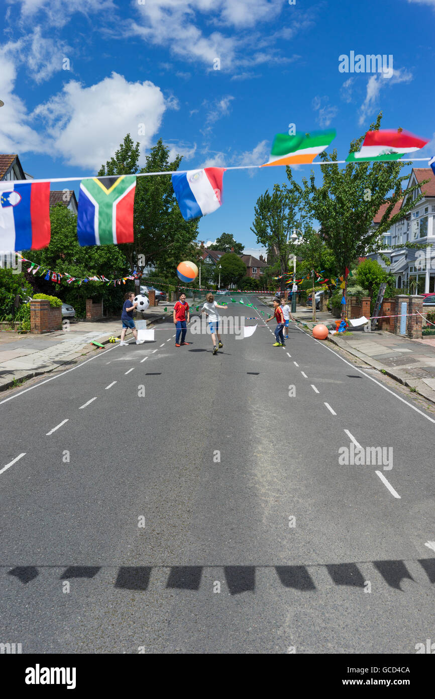 Girlanden und Fahnen bei einem Straßenfest-event Stockfoto