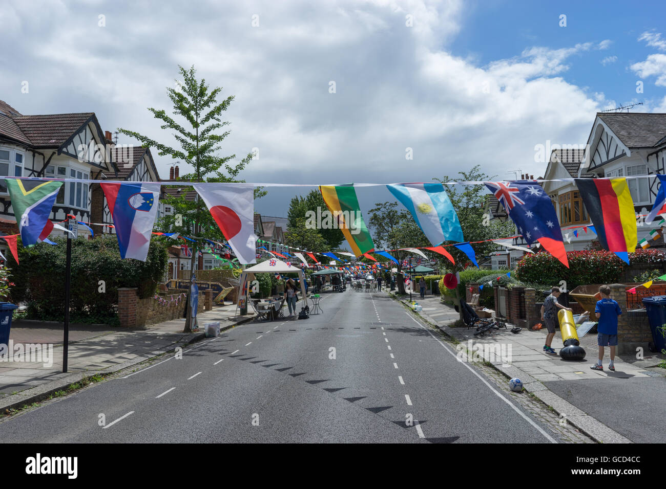 Girlanden und Fahnen bei einem Straßenfest-event Stockfoto