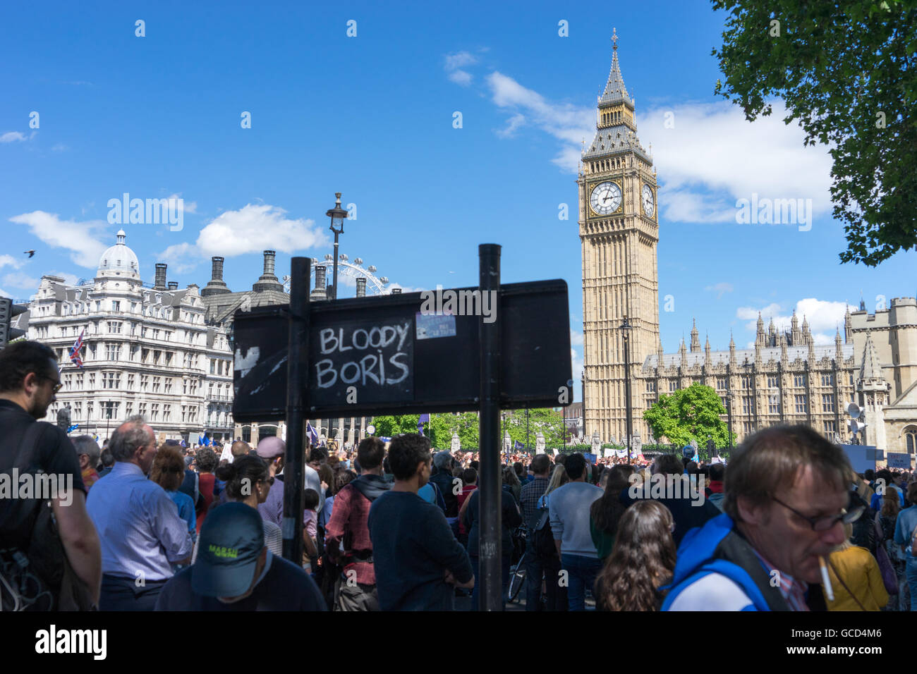 Anti - Brexit Demonstranten Welle Banner gegen die Regierungen des Vereinigten Königreichs Entscheidung, Europäische Union, Massen auf die Straße in der Nähe von Westminster Parlament verlassen. Stockfoto