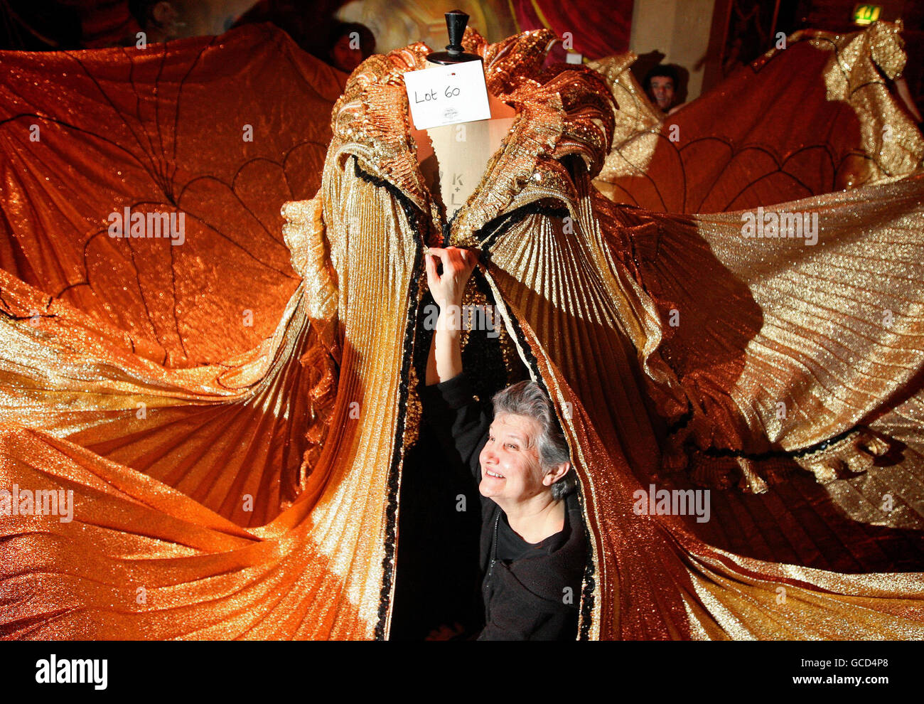 Costumier Annie Galbraith passt ein Kleid an, das der weibliche Imitator Danny La Rue in seiner Show "A Night at the Oscars" trägt, Teil einer Sammlung seiner 90 Kostüme und Kleider, die am Freitag, den 12. März, in der Brick Lane Music Hall in East London bei einer Auktion angeboten werden. Stockfoto