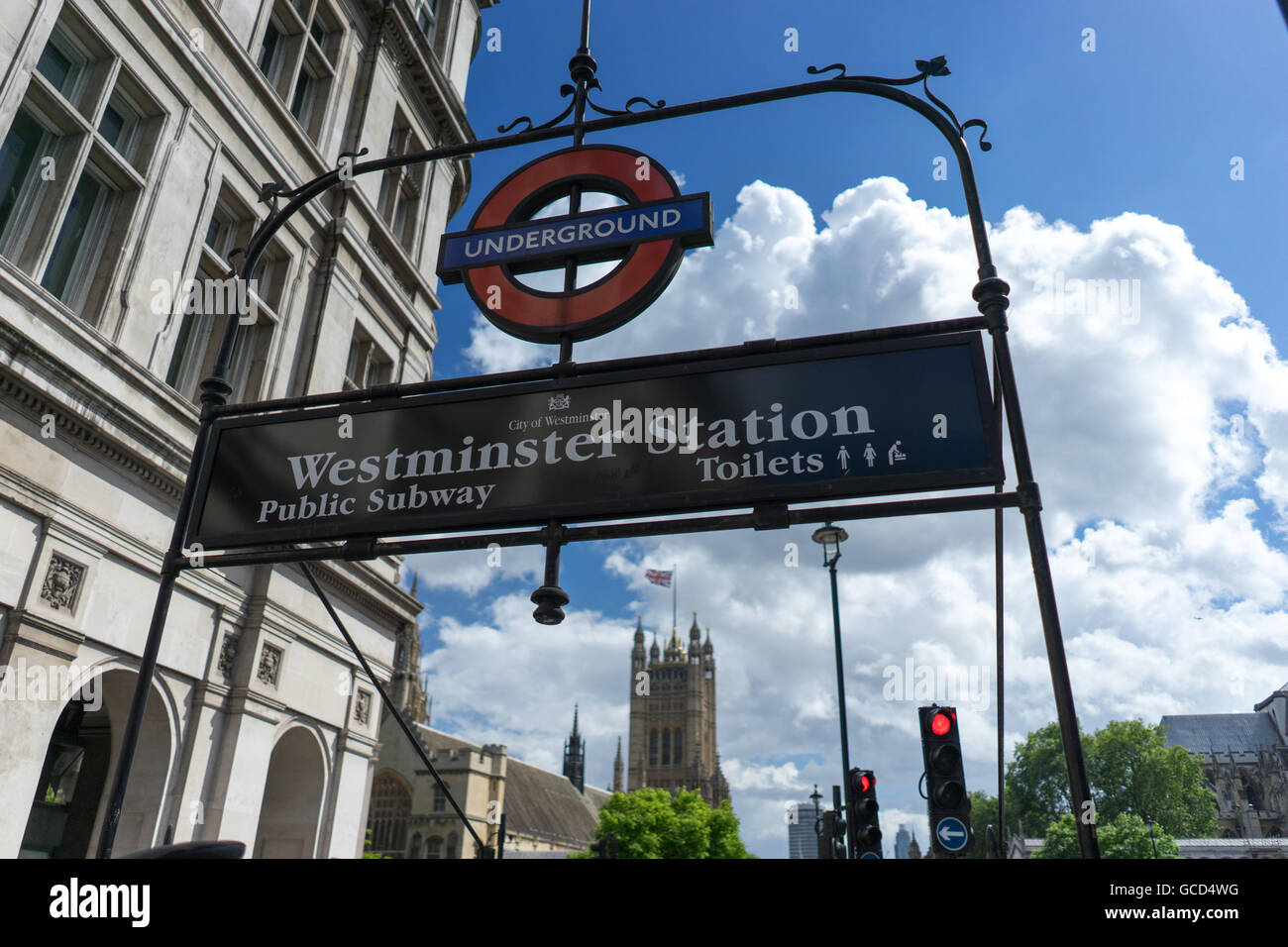 Eingang zum unterirdischen U-Bahn-Station Westminster für Pendler in London an sonnigen Tag mit blauem Himmel und weißen Wolken in der Nähe von Houses of Parliament Stockfoto