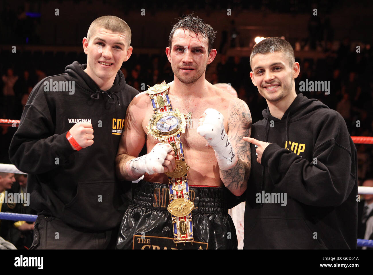 Paul Smith feiert seinen Sieg über Tony Dodson mit den Brüdern Liam (links) und Steven (rechts) während des BBBofC-Titels in der britischen Supermidleweight in der Echo Arena, Liverpool. Stockfoto