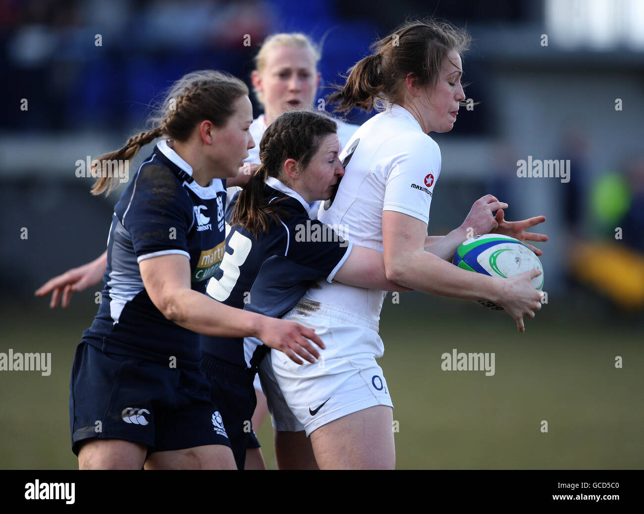 Die Schottlands Lucy Millard und Celia Hawthorn bekämpfen die Engländerin Emily Scarratt Stockfoto