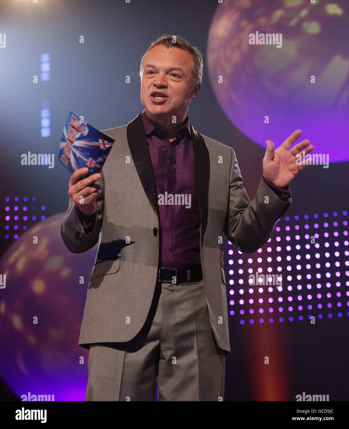 Moderator der Show Graham Norton während der Eurovision: Your Country Needs You von BBC1, gefilmt im BBC TV Center im Westen Londons. Stockfoto