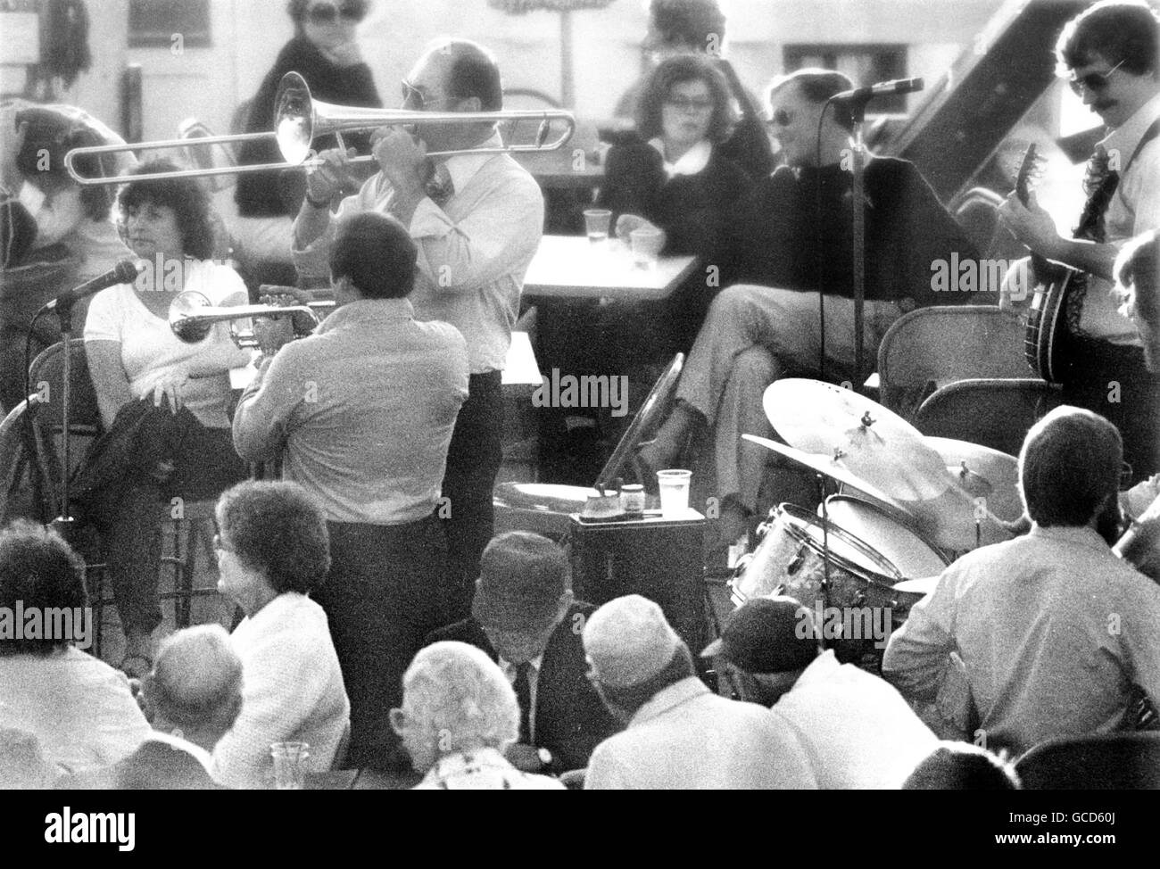 AJAX-NEWS-FOTOS. 1980. NEWPORT, RHODE ISLAND, USA. -AMERICAS CUP - EINE JAZZBAND UNTERHÄLT GÄSTE BEI EINEM DOCKSIDE BAR AT AM ENDE DES TAGES RENNEN.  FOTO: JONATHAN EASTLAND/AJAX REF: HDD YAR AMC 80. Stockfoto