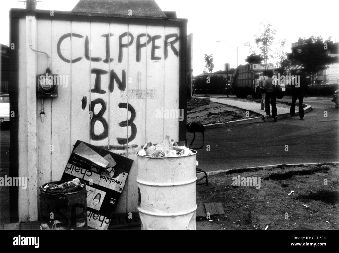 AJAX NEWS FOTOS.1980. NEWPORT, RHODE ISLAND, RI, USA. - AMERICA'S CUP - WATRFRONT VORHERSAGEN FÜR DIE NÄCHSTE VERANSTALTUNG. FOTO: JONATHAN EASTLAND/AJAX REF:HDD YAR AMC 80 CLIPPER. Stockfoto