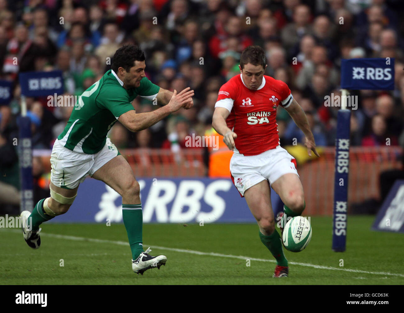 Irlands Rob Kearney und Walisers Shane Williams während des RBS Six Nations-Spiels im Croke Park, Dublin. Stockfoto