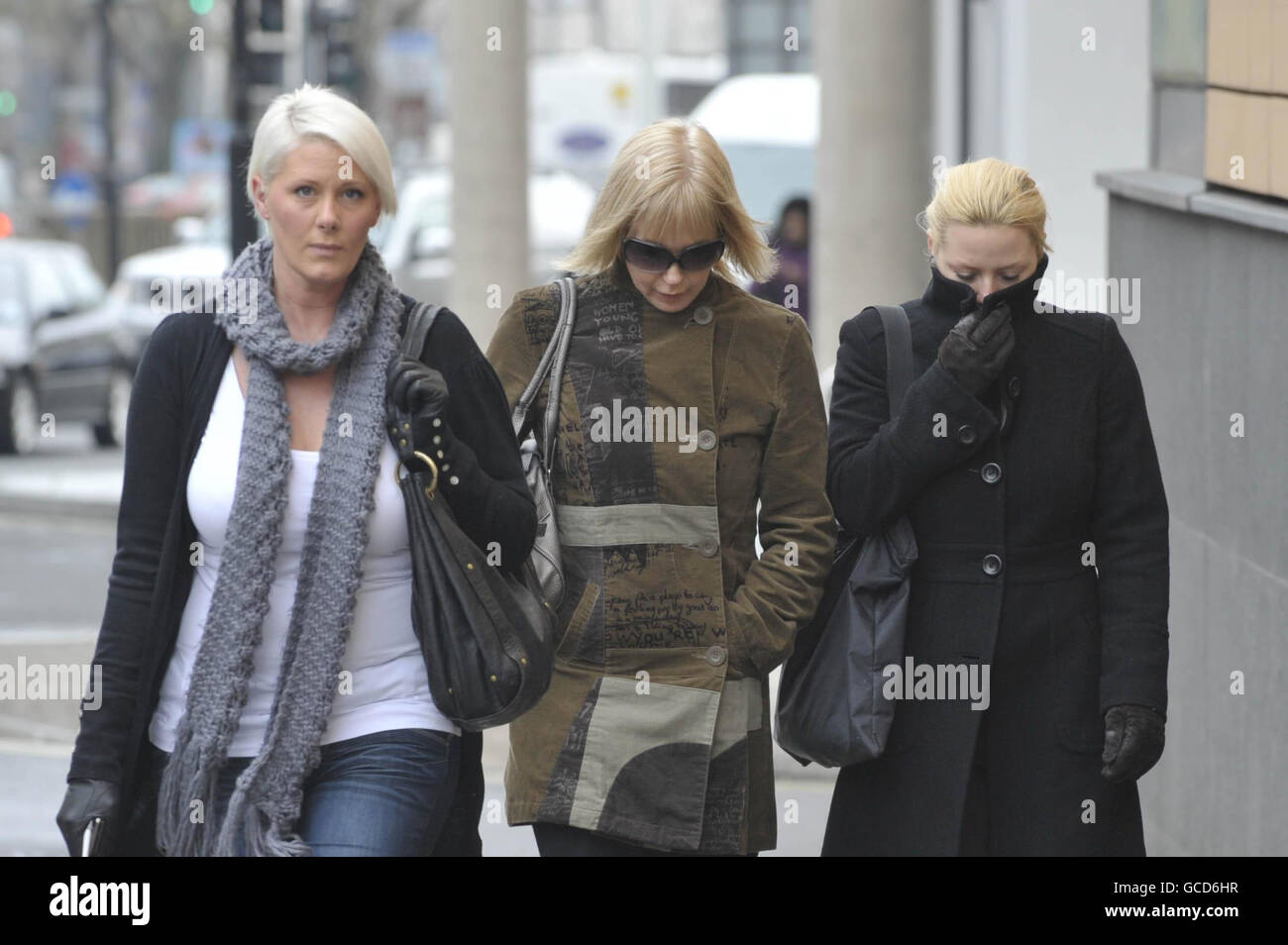 Sally Phillips, 29, (links), Tracey Laurence, 56, (Mitte) und Rhalina Yuill, 30, (rechts) kommen beim Amtsgericht von Bristol an, dem vorgeworfen wird, ein 20 Millionen illegales Pyramidensystem durchgeführt zu haben. Sie sind die ersten Personen, die nach den neuen Verbraucherschutzgesetzen gemäß den Vorschriften für unlauteren Handel 2008 strafrechtlich verfolgt werden. Stockfoto