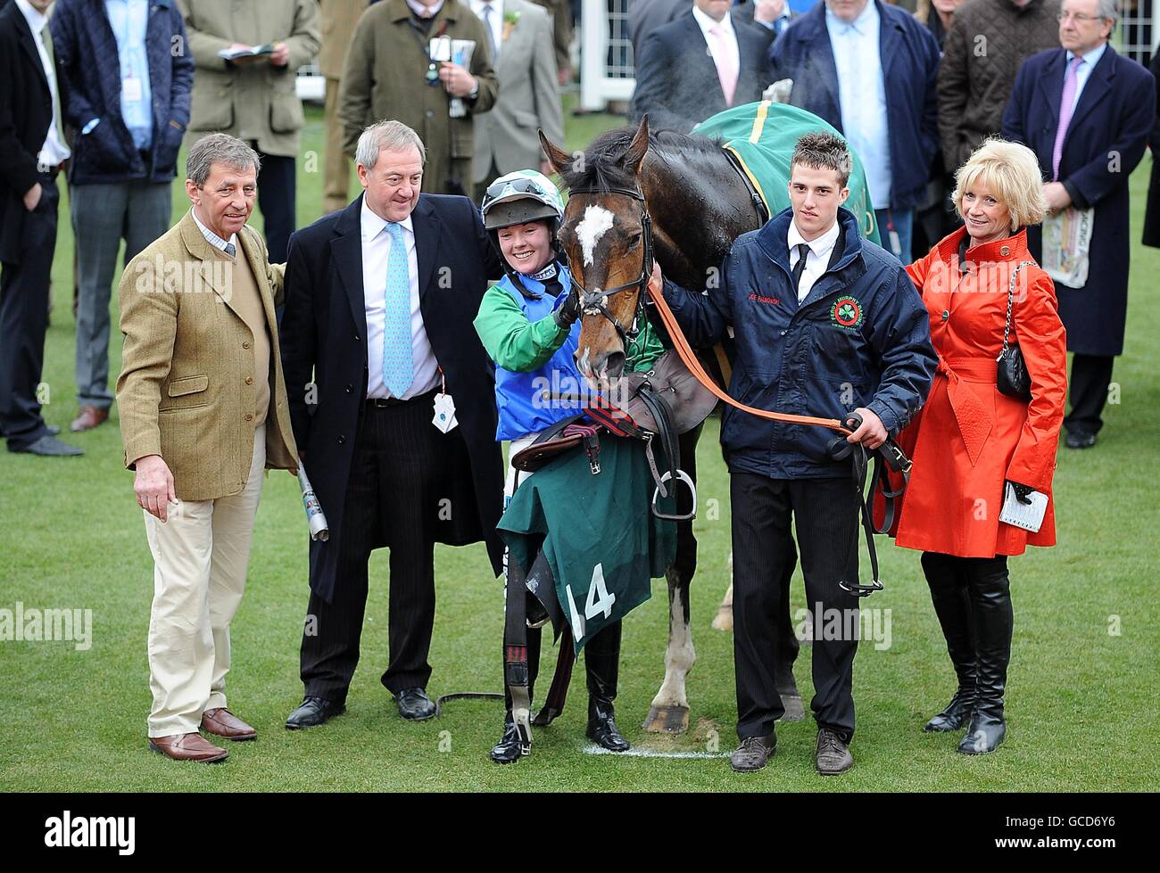 Jockey Katie Walsh (Mitte) feiert den Gewinn des 140. Jahres Der National Hunt Chase Challenge Cup auf Poker De Sivola Mit Trainer Ferdy Murphy (links) und Besitzer David Johnson (Zweiter links) Stockfoto