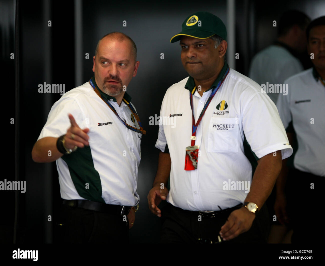 Lotus Chief Technical Officier Mike Gascoyne (links) mit Lotus Team Principal Tony Fernandes während des Grand Prix von Bahrain der Gulf Air auf dem Bahrain International Circuit in Sakhir, Bahrain Stockfoto