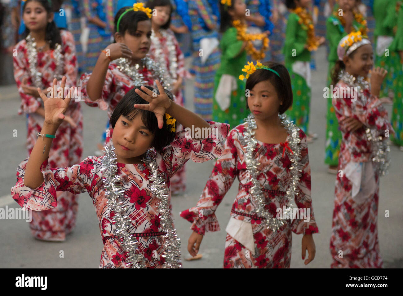 Traditionellen Tanz Mädchen am Thingyan Water Festival in Myanmar Neujahr in der Innenstadt von Mandalay in Manamar in Sout Stockfoto