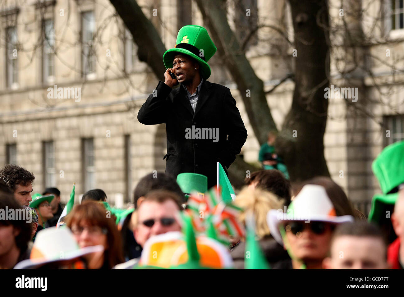 Ein Mann in der Menge während der St. Patrick's Day Parade in Dublin, Irland. Stockfoto