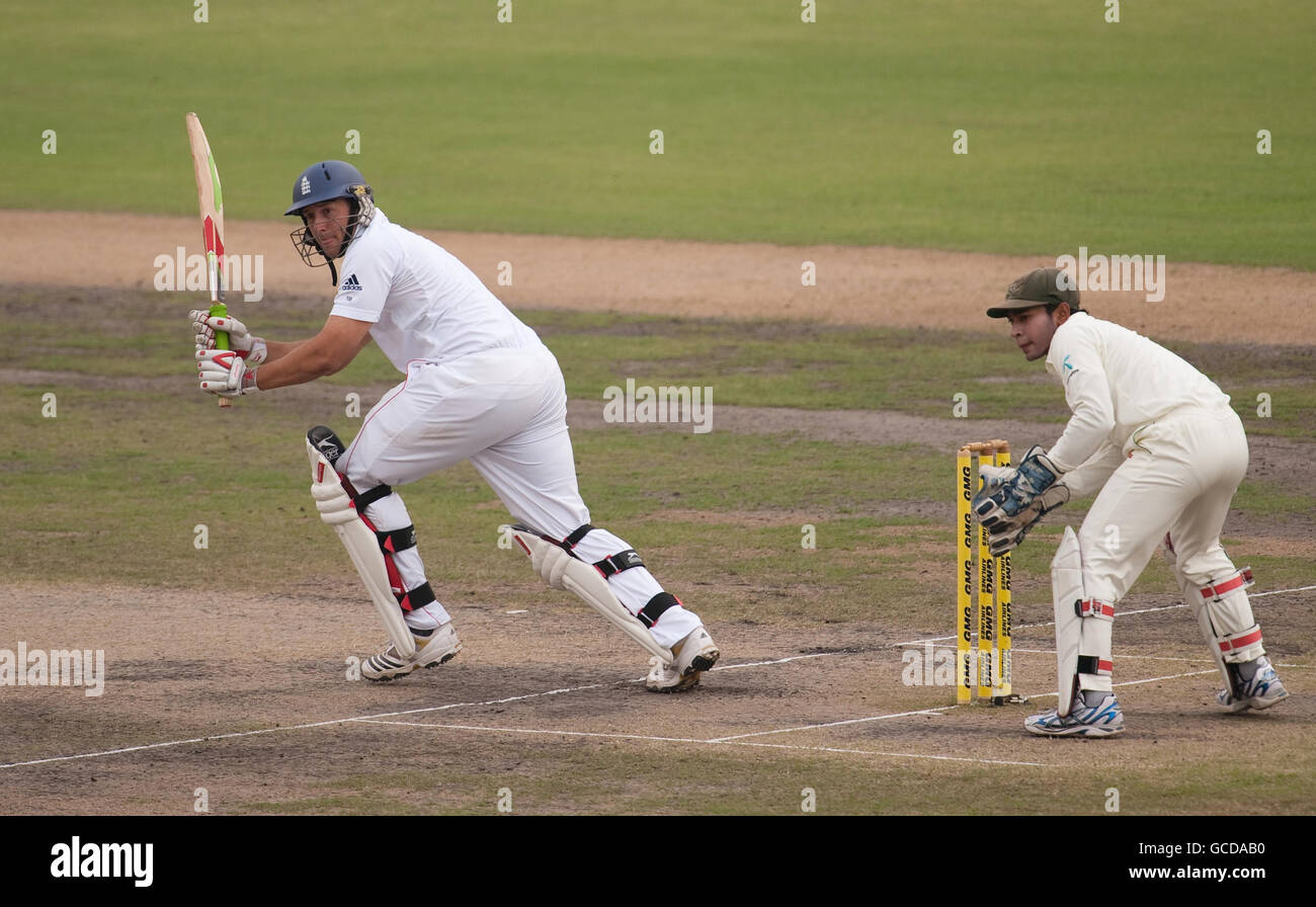 Englands Tim Bresnan Fledermäuse beim zweiten Test im Shere Bangra National Stadium, Mirpur, Dhaka, Bangladesch. Stockfoto