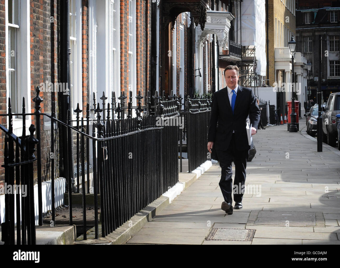 Der konservative Parteivorsitzende David Cameron kommt zu seiner monatlichen Pressekonferenz nach London, wo er die Forderungen nach einer "kurzen, aber umfassenden" Untersuchung der Lobbyarbeit der Regierung verstärkt. Stockfoto