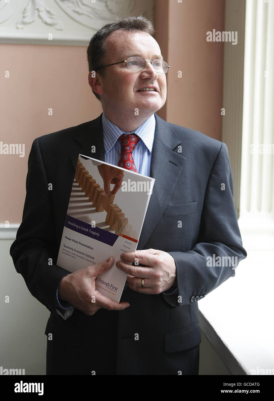 Chief Economist with Friends First Jim Power veröffentlicht im Merrion Hotel in Dublin ihren vierteljährlichen Wirtschaftsausblick mit dem Titel "Vermeiden einer griechischen Tragödie". Stockfoto
