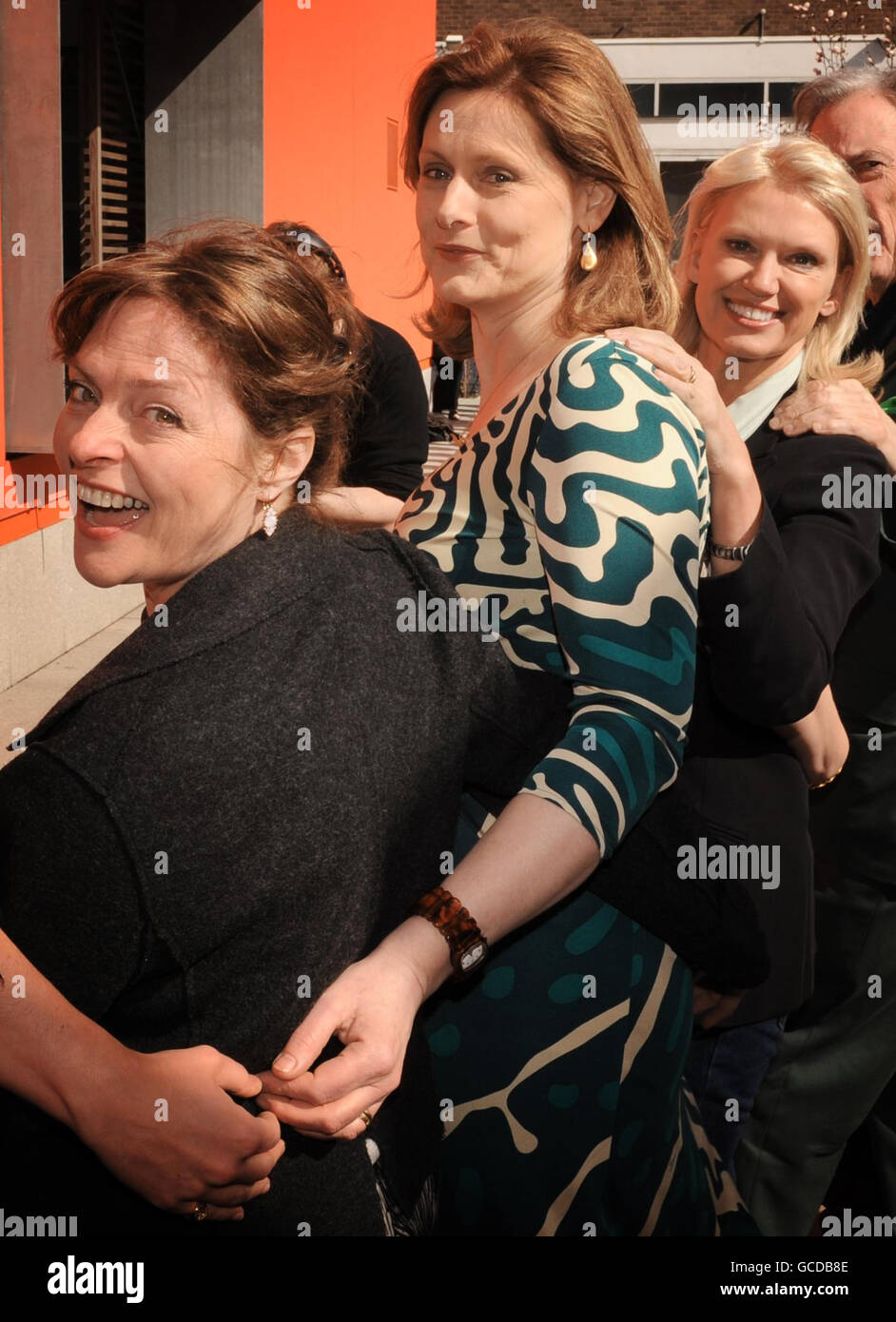 Maggie's Cancer Caring Centers Joy of Living Patronin die Frau der Premierministerin Sarah Brown (Mitte) nimmt heute im Rahmen der Feierlichkeiten zum Love Maggie's Day am Stirling-Preis der Wohltätigkeitsorganisation London Centre Teil an einem „Big Hug“. Stockfoto