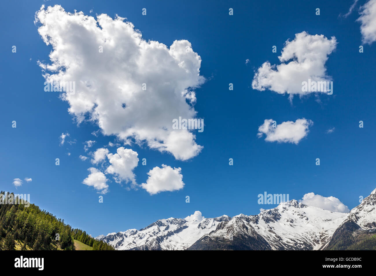 Bergpanorama mit interessante Wolken in Taufers, Südtirol, Italien Stockfoto