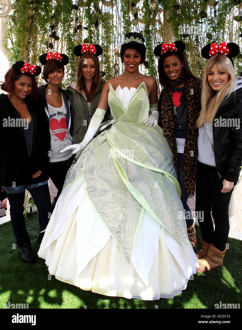 Die Samstage (1. - 3. Links) Vanessa White, Frankie Sandford, Una Healy, (5. - 6. Links) Rochelle Wiseman und Mollie King mit Prinzessin Tiana (4. Links) von der Prinzessin und dem Frosch beim New Generation Festival Launch Event im Disneyland Paris. Stockfoto