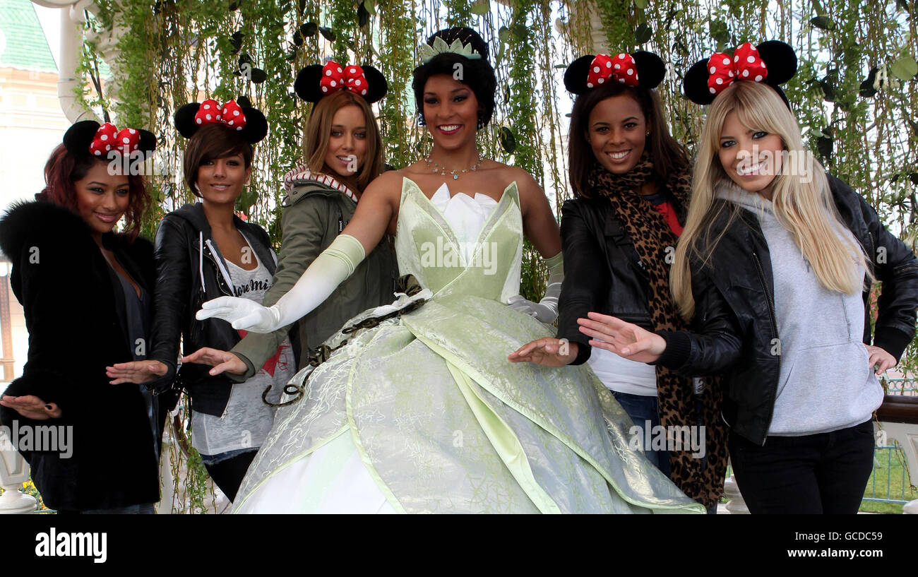 Die Samstage (1. - 3. Links) Vanessa White, Frankie Sandford, Una Healy, (5. - 6. Links) Rochelle Wiseman und Mollie King mit Prinzessin Tiana (4. Links) von der Prinzessin und dem Frosch beim New Generation Festival Launch Event im Disneyland Paris. Stockfoto