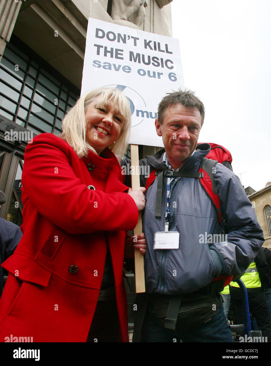 Die DJs Liz Kershaw (links) und Andy Kershaw protestieren während des Save 6 Music-Protestes vor dem BBC Broadcasting House, London, mit Fans des BBC 6 Music-Radiosenders gegen seine mögliche Schließung. DRÜCKEN SIE VERBANDSFOTO. Bilddatum: Samstag, 27. März 2010. Das Foto sollte lauten: Gareth Fuller/PA Wire Stockfoto