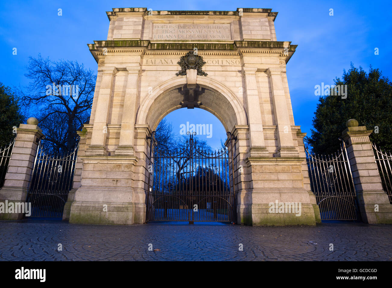 Die Füsiliere Arch Denkmal im Herzen des Stadtzentrums von Dublin in der Morgendämmerung Stockfoto