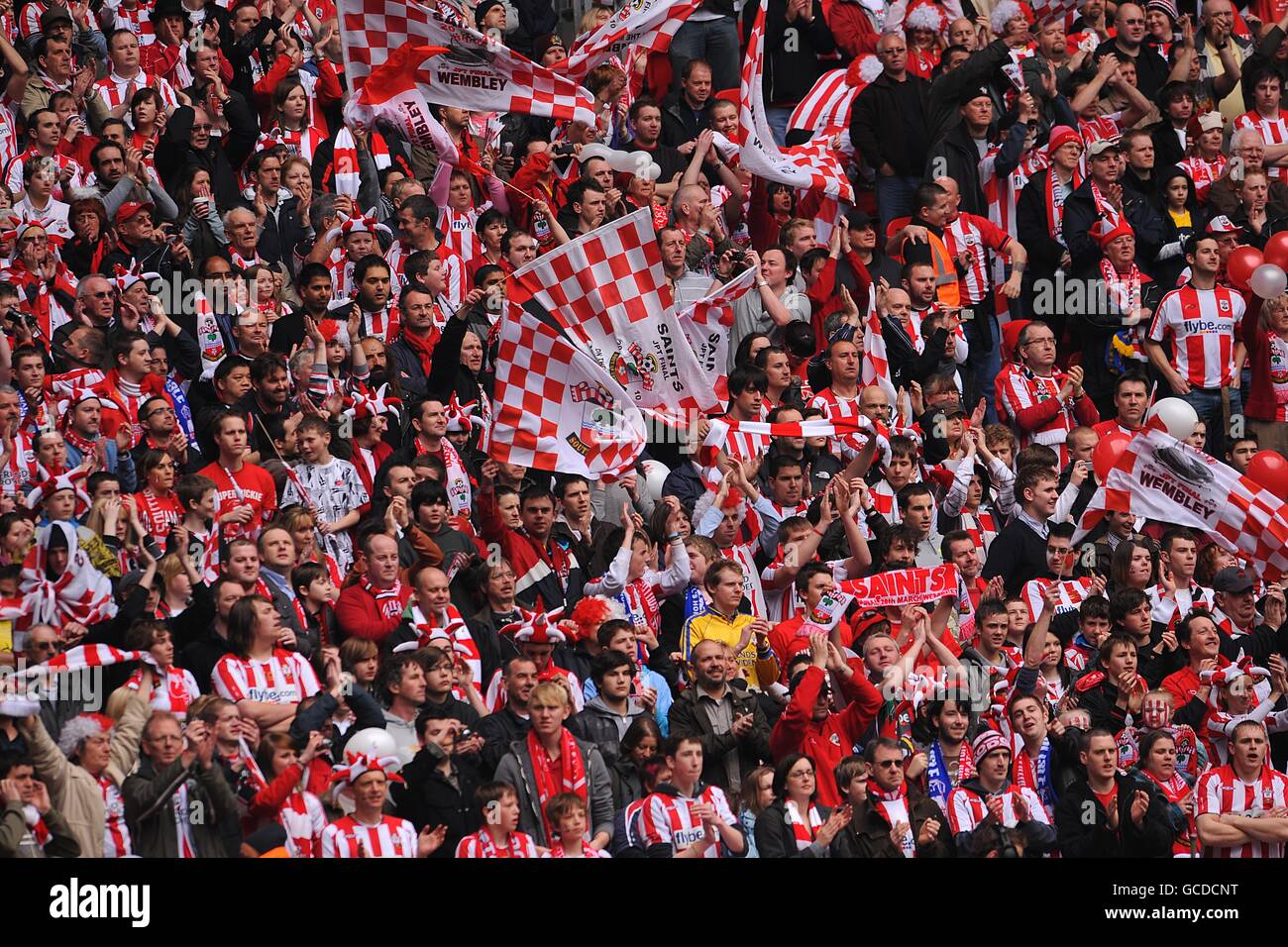 Fußball - Johnstone's Paint Trophy - Finale - Carlisle United gegen Southampton - Wembley Stadium. Southampton Fans auf den Tribünen. Stockfoto