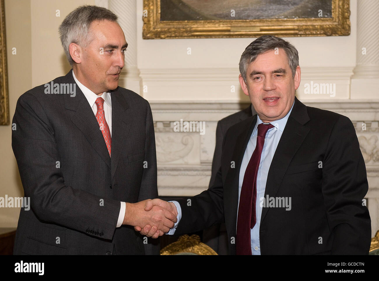 Premierminister Gordon Brown schüttelt die Hände mit Peter Loscher, Präsident und CEO des deutschen Industriegiganten Siemens AG (links), nachdem er in der Downing Street, London, 10 eine CO2-arme Energievereinbarung unterzeichnet hat. Stockfoto