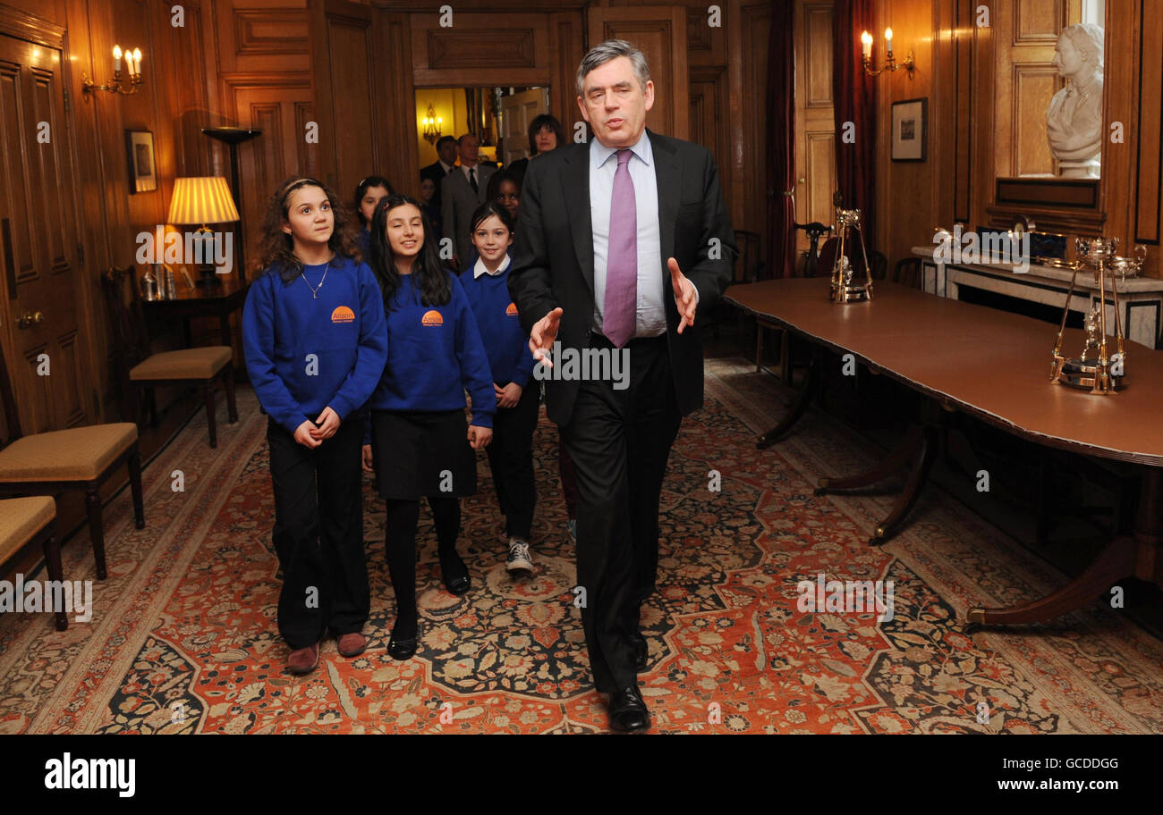Premierminister Gordon Brown trifft Schulkinder der Anson Primary School in Cricklewood, im Norden Londons, in der Downing Street 10, London, wo er einen Fortschrittsbericht darüber gab, wie die Regierung versucht, Kinder vor dem Internet zu schützen. Stockfoto