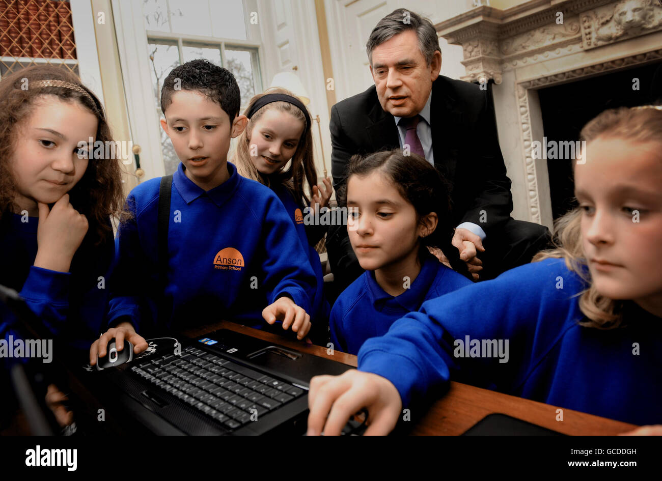 Premierminister Gordon Brown betrachtet einen Computer in der Downing Street 10, London, mit Schulkindern der Anson Primary School in Cricklewood, Nord-London, wo er einen Fortschrittsbericht darüber gab, wie die Regierung versucht, Kinder vor dem Internet zu schützen. Stockfoto