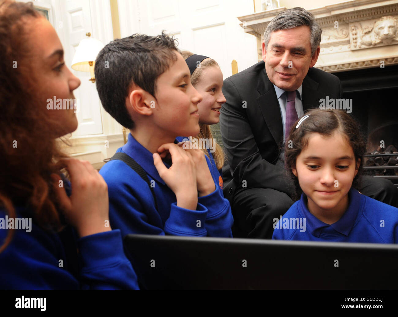 Premierminister Gordon Brown betrachtet einen Computer in der Downing Street 10, London, mit Schulkindern der Anson Primary School in Cricklewood, Nord-London, wo er einen Fortschrittsbericht darüber gab, wie die Regierung versucht, Kinder vor dem Internet zu schützen. Stockfoto
