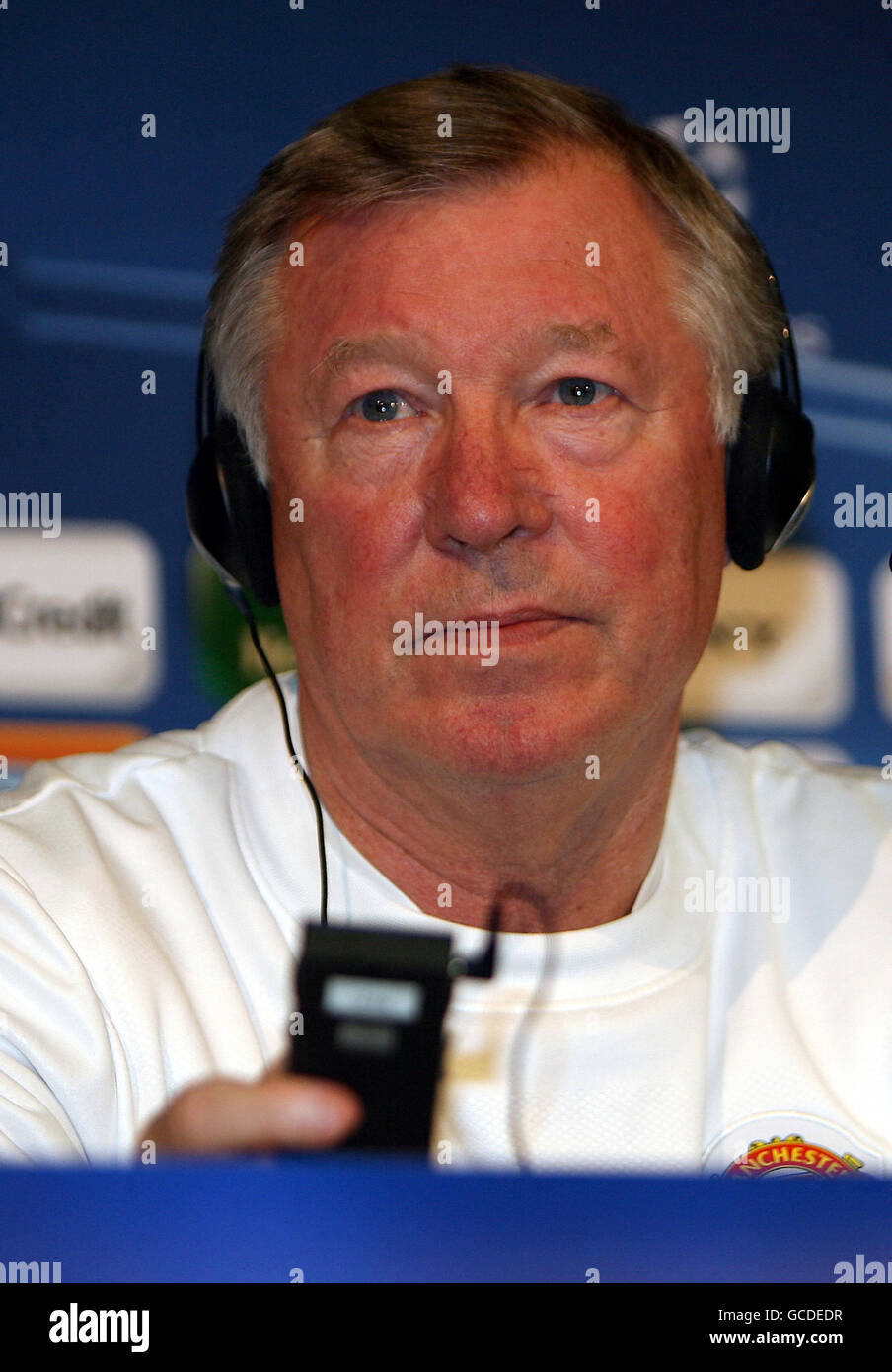 Fußball - UEFA Champions League - Viertelfinale - Erstes Rückspiel - Bayern München gegen Manchester United - Manchester United Training a... Sir Alex Ferguson von Manchester United spricht vor dem Spiel gegen Bayern München in der Allianz Arena mit den Medien Stockfoto