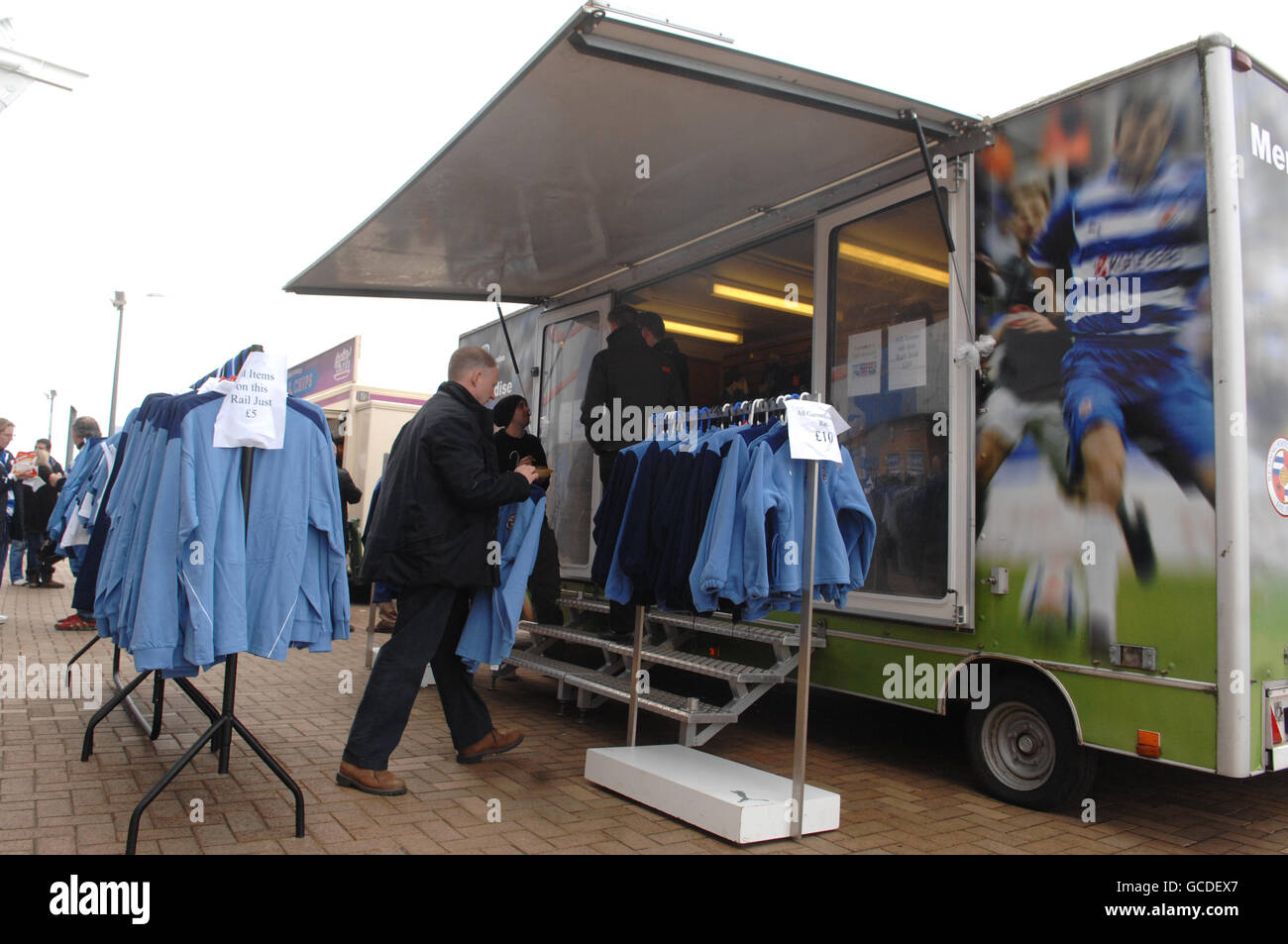 Ein Überblick über einen Merchandise-Van vor dem Madejski-Stadion, dem Heimstadion des Reading Football Club Stockfoto