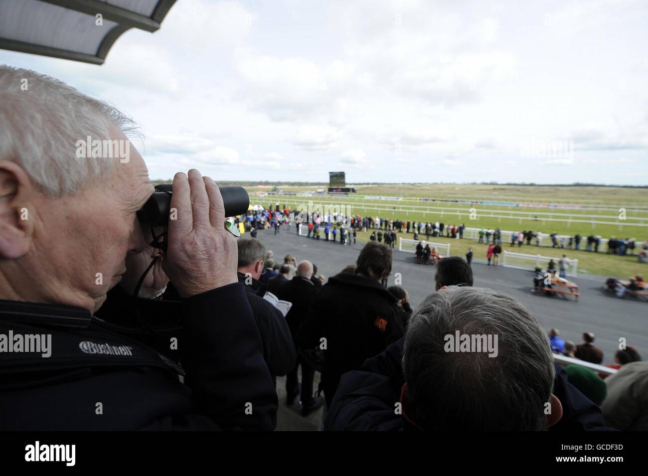 Racegoers beobachten das Geschehen während des Osterfestivals auf der Fairyhouse Racecourse, Co Meath, Irland. Stockfoto