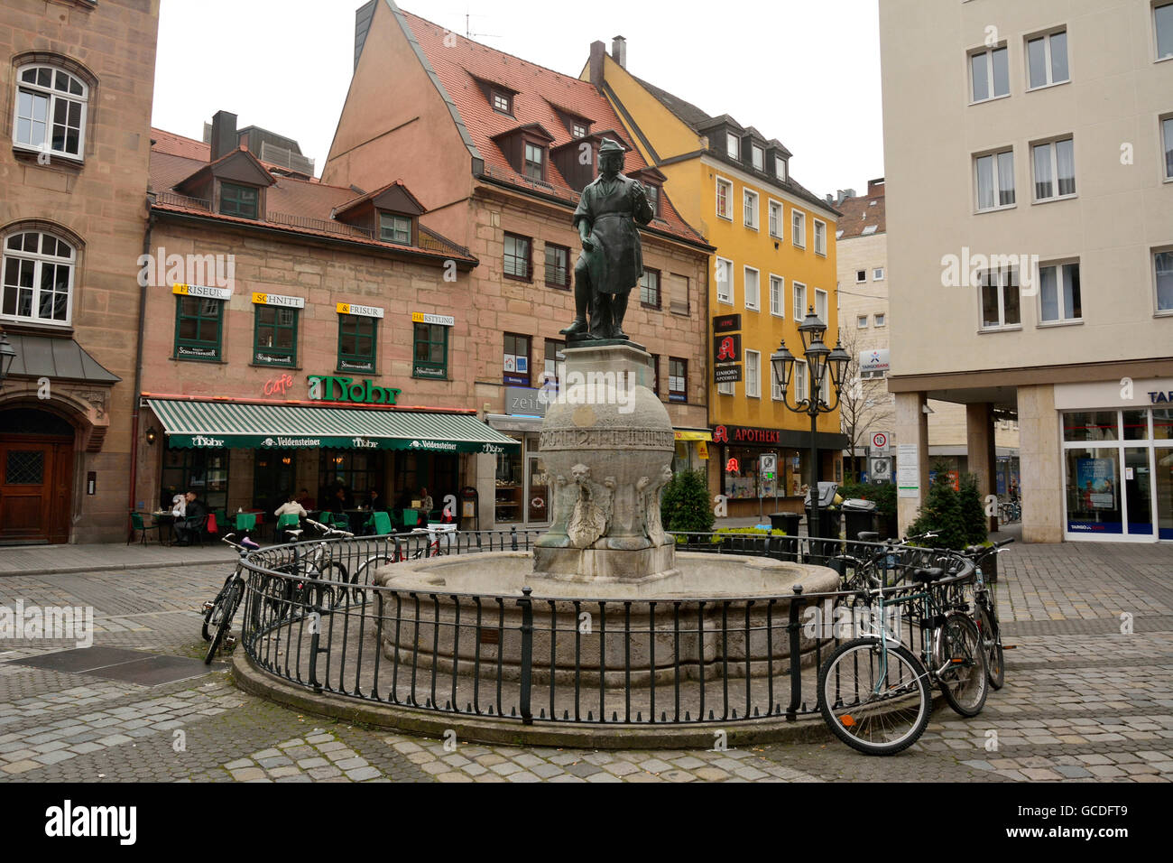 Peter-Henlein-Brunnen-Brunnen am Hefnersplatz Platz in Nürnberg Stockfoto